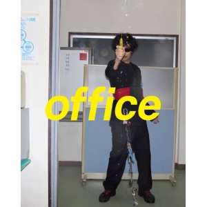 小岛秀夫发“巨抽象”写真：潮男风格十足！